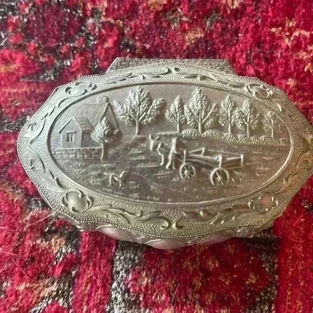 Vintage jewelry box. Ornate top.